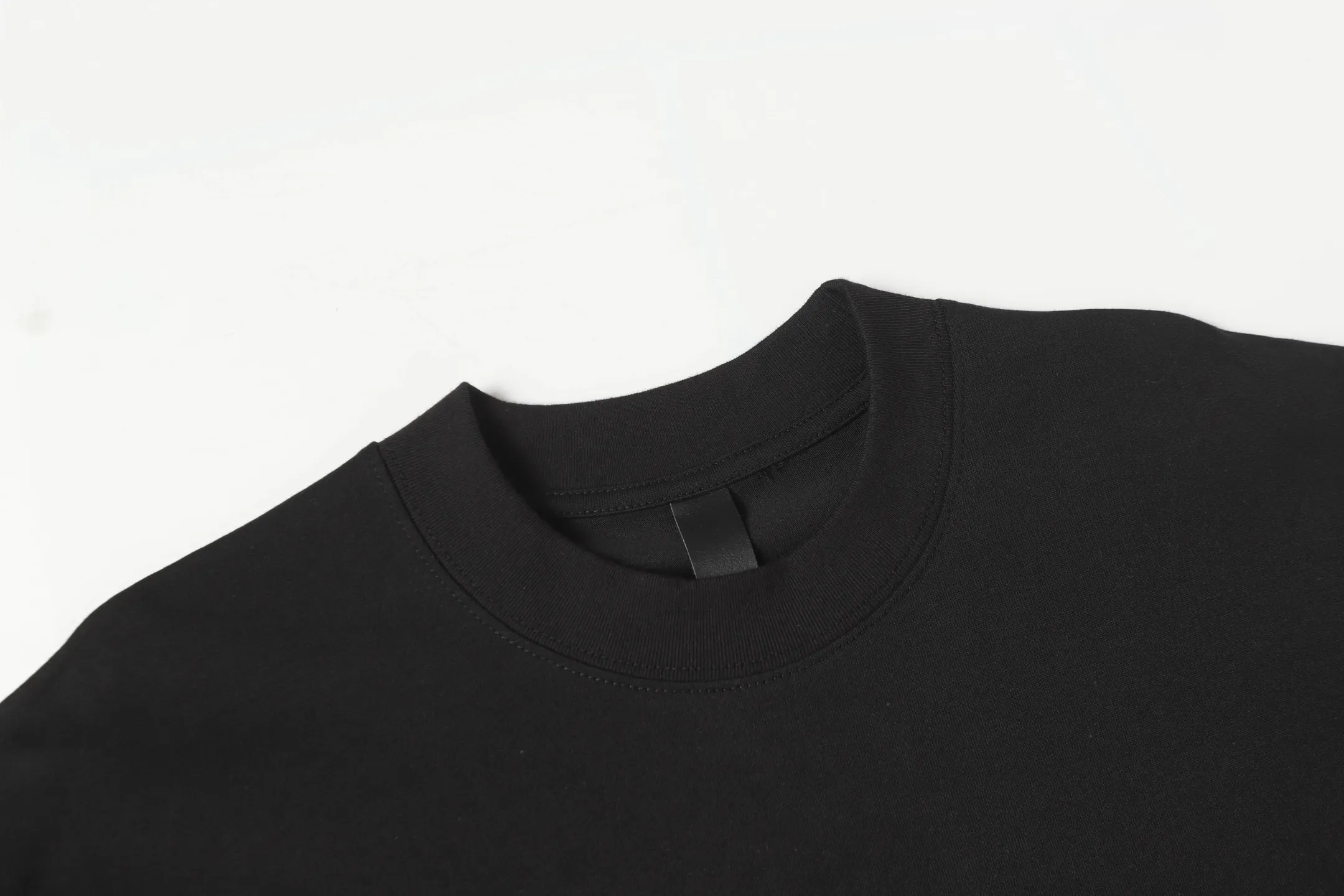 P150 Chrome Hearts CH Chrome Hearts cross leather embroidered short-sleeved T-shirt. Made with imported Tajima machine. The leather is custom-dyed. The hardware accessories are all custom-made. Correctly configured. Black 2025 Chrome Hearts authentic packaging. 280 grams of custom-dyed double-yarn cotton. Large version. Loose and stylish. The difference between low version and slim version is that the upper body stretches the hips. 100% commitment: top quality. Not fast food. The highest version on the market. Top quality - Differentiate from the ordinary versions on the market. If you care about quality, you should also respect the price. Absolutely 0 after-sales service. 0 return rate so far. It’s hard not to love the style - 280g double yarn cotton custom-dyed fabric - Correct high-density main mark, washed tag, hand-sewn